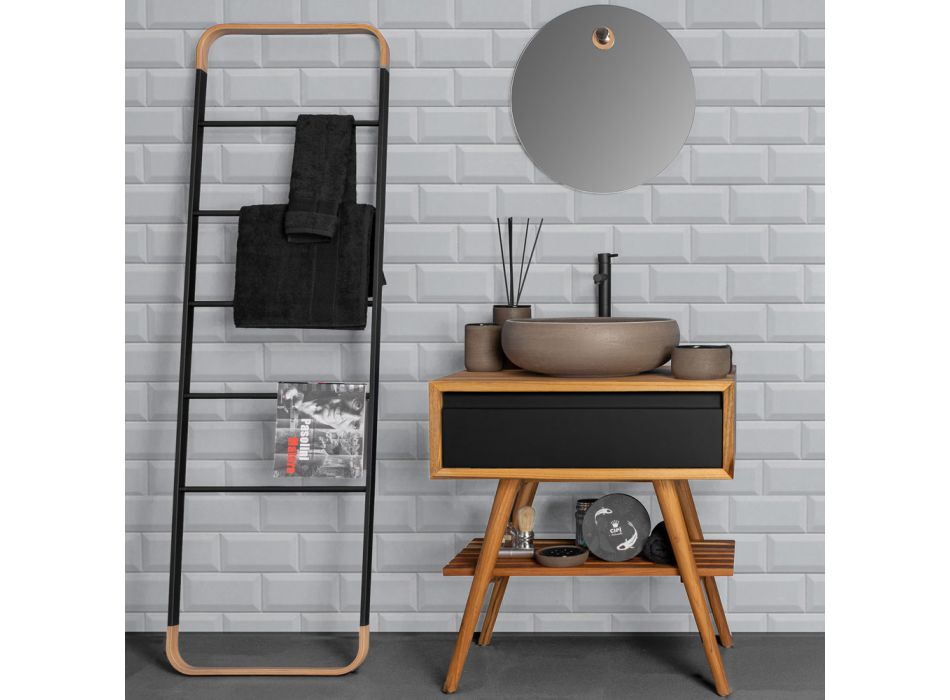Moderne badeværelsesskab med træfinish og stor sort farvet top - Gatien
