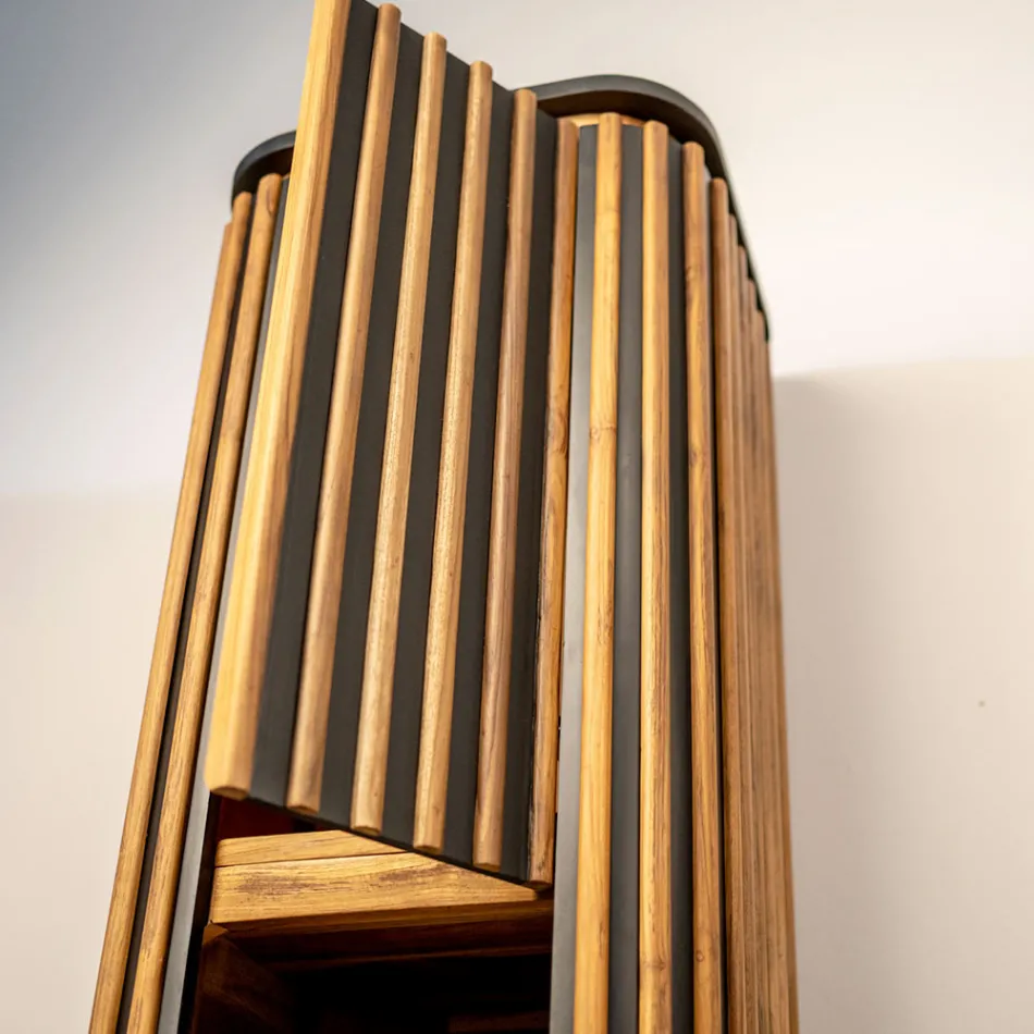 Søjlebadeværelsesskab lavet af massiv teak og mahogni - Plumeria Viadurini