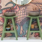 Fritstående badeværelsesskab med teak finish og stor grøn hylde - Raomi Viadurini