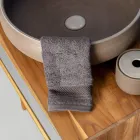 Fritstående badeværelsesskab i naturlig teaktræ med grå farvestøtte - Gatien Viadurini