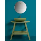 Moderne badeværelsesskab med grøn hylde og håndklædekroge - Crina Viadurini