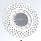 Hvid trævæg ur og stort blomsterdesign - Gerbera Viadurini