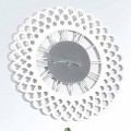 Hvid trævæg ur og stort blomsterdesign - Gerbera