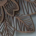 Vægur i lyst eller mørkt træ med et moderne blomsterdesign - Aquilegia Viadurini