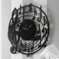 Moderne design rund sort vægur i dekoreret træ - musik