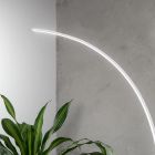 Moderne dæmpbar LED-gulvlampe i sort, guld eller hvidmetal - Gondol Viadurini