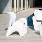 Designfarvet plastik udendørs eller indendørs lænestol - Lily af Myyour Viadurini
