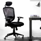 Halvvejs og moderne operativ drejelig lænestol i sort mesh - Simona Viadurini