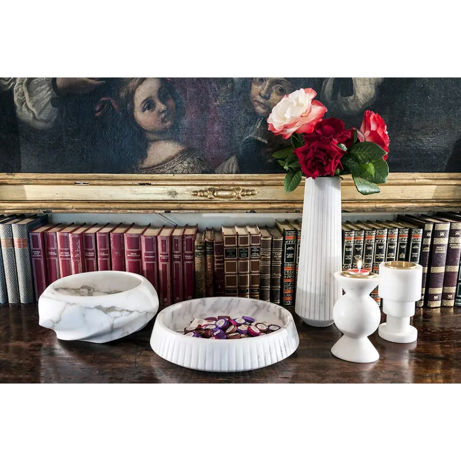 Lav lysestage i hvid Carrara marmor og messing fremstillet i Italien - Benton Viadurini