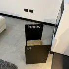 Moderne træholder i sort stål minimalt design med gravering - Altano Viadurini