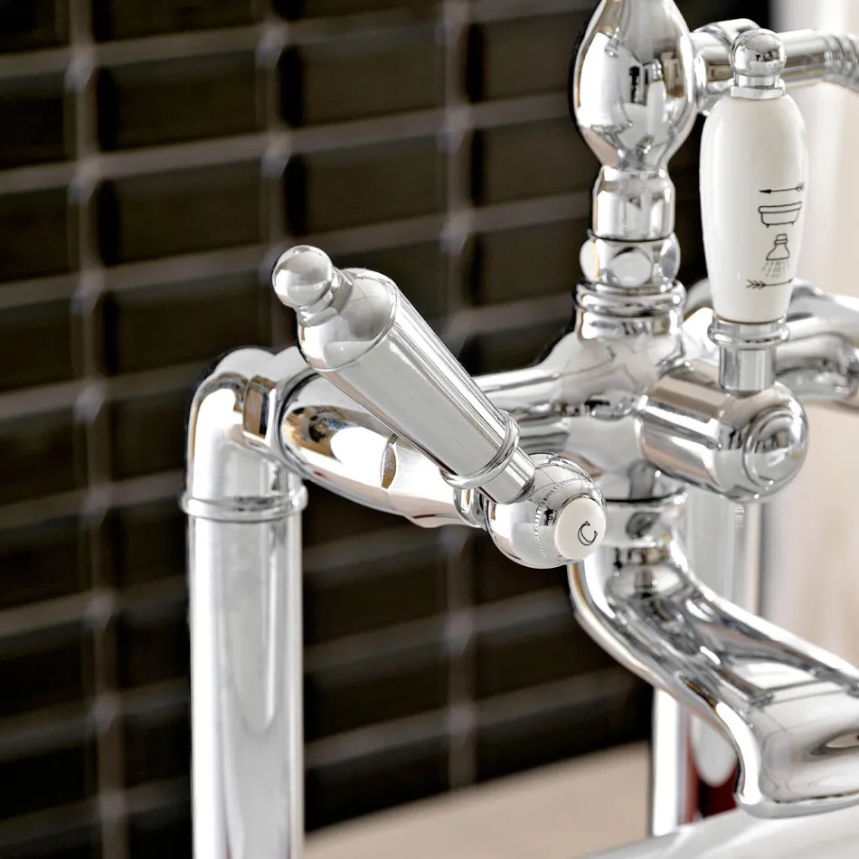 Gulvstående badekararmatur med messinghåndbruser fremstillet i Italien - Noriana Viadurini