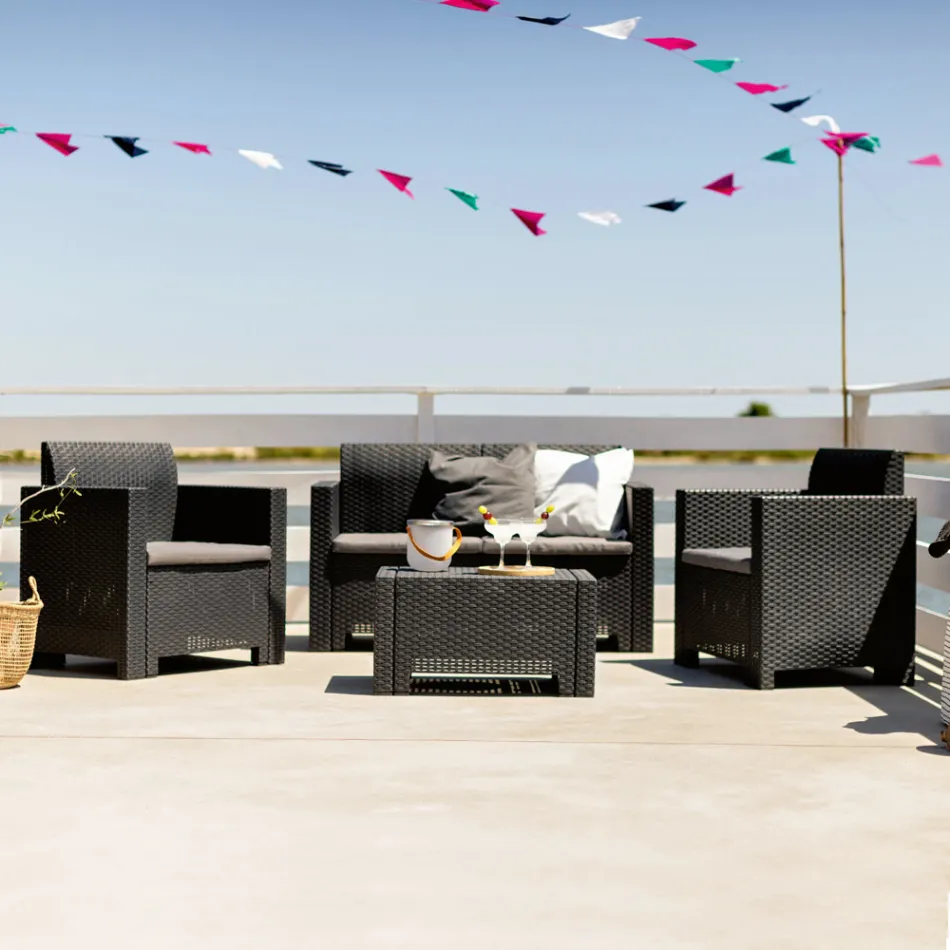 Stue med 1 sofa, 2 lænestole og 1 sofabord med sædehynder - Maskine Viadurini