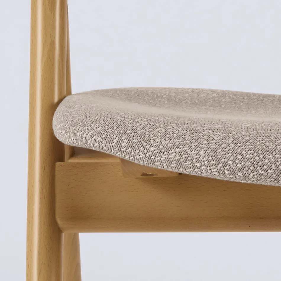 Moderne stuestol i forskellige stoffer med træskal - Wolter Viadurini