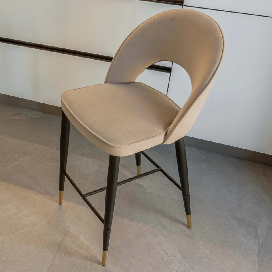 Stue skammel med metalstruktur og galvaniske messingspidser - Sergei Viadurini