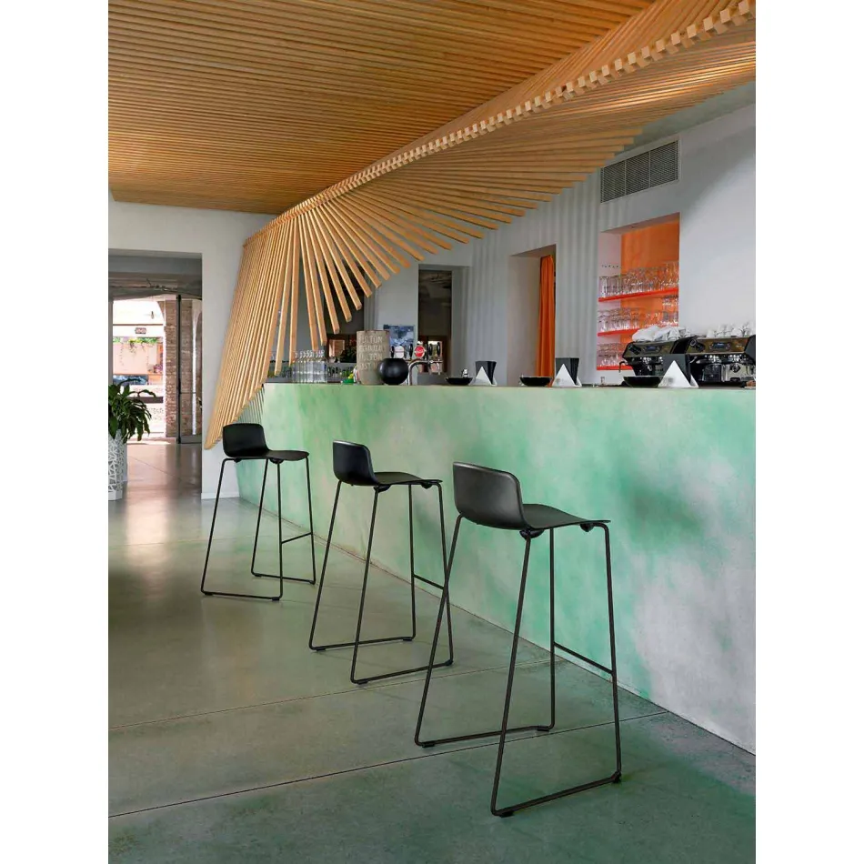 Stabelbar afføring i metal og polypropylen Fremstillet i Italien, 2 stk. - Charla Viadurini