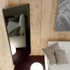 Vægspejl med åbningsdør og kappekroge fremstillet i Italien - Boro Viadurini