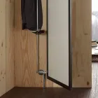 Vægspejl med åbningsdør og kappekroge fremstillet i Italien - Boro Viadurini