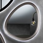 Uregelmæssigt formet spejl med baggrundsbelysning lavet i Italien - Ride Viadurini