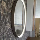 Rundvægsspejl med metalramme Forskellige farver og LED-lys - Renga Viadurini