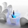 Lyst sofabord med mousserende vinflaske, udendørs eller indendørs design - lilje fra Myyour