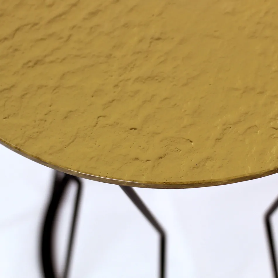 Rundt sofabord med stålbund og glasplade lavet i Italien - Alisea Viadurini