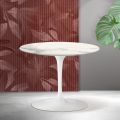 Saarinen Tulip rundt sofabord H 41 cm i Florim Statuario mat keramik - skarlagenrød