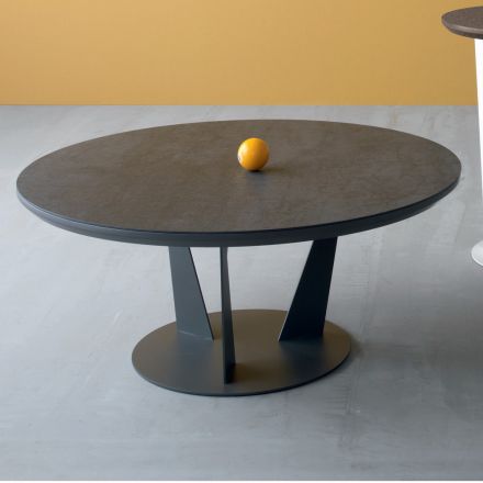 Rundt sofabord i skrå metal og keramikplade - Coriko Viadurini