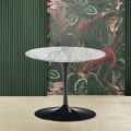 Tulip Eero Saarinen H 39 Sofabord med Arabesque Marmor Rund Top - Scarlet
