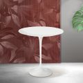 Saarinen Tulip sofabord H 52 cm i mat hvid Florim keramik - skarlagenrød