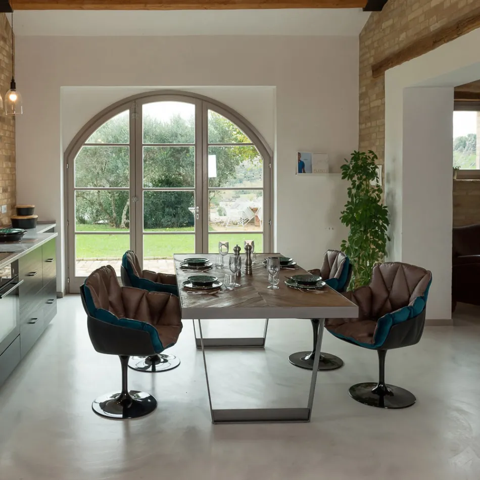 Spisebord i genbrugt tropisk træ og metalben - rutsjebane Viadurini