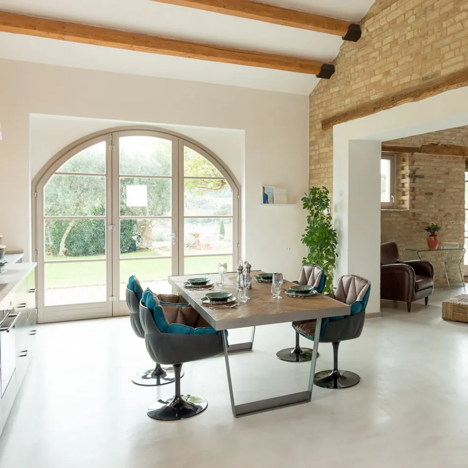 Spisebord i genbrugt tropisk træ og metalben - rutsjebane Viadurini