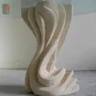 Rundt spisebord i sten med glasplade Cadmus Viadurini