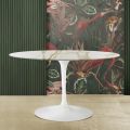Eero Saarinen H 73 bord med oval plade i Calacatta guldmarmor lavet i Italien - Scarlet