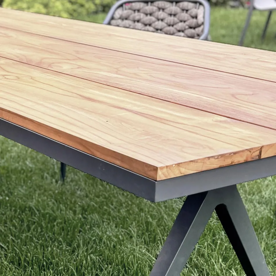 Fast udendørsbord 220x100 cm i aluminium og massiv teak - Nara Viadurini