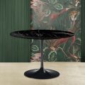 Eero Saarinen Tulip Table H 74 med sort Marquinia-marmorplade fremstillet i Italien - Scarlet