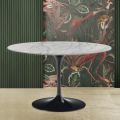 Eero Saarinen Tulip Table H 74 med rund top i Carrara Statuarietto-marmor - Scarlet