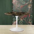 Eero Saarinen Tulip Table H 74 med rund top i Emperador Dark Marble - Scarlet