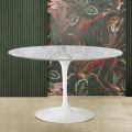 Tulipanbord Eero Saarinen H 74 i Arabescato-marmor fremstillet i Italien - Scarlet