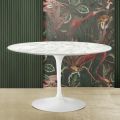 Tulipanbord Eero Saarinen H 74 i Carrara-marmor fremstillet i Italien - Scarlet