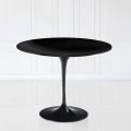 Eero Saarinen Tulip Table H 74 med sort flydende laminatplade fremstillet i Italien - Scarlet