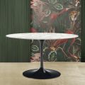 Tulip Saarinen H 73 bord med oval plade i carrara marmor lavet i Italien - Scarlet