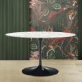 Tulip Table Saarinen H 74 med oval top i Carrara-marmor lavet i Italien - Scarlet