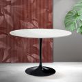 Saarinen Tulip-bord H 74 cm i mat hvid Florim keramik - skarlagenrød