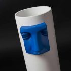 Moderne høj vase i hvid keramik med farvet indsats fremstillet i Italien - Lexi Viadurini