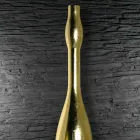 Moderne høj vase i harpiksguld eller sølvfarvet finish fremstillet i Italien - kvarts Viadurini