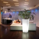 Høj indendørs vase i hvid polyethylen Fremstillet i Italien - Devid Viadurini