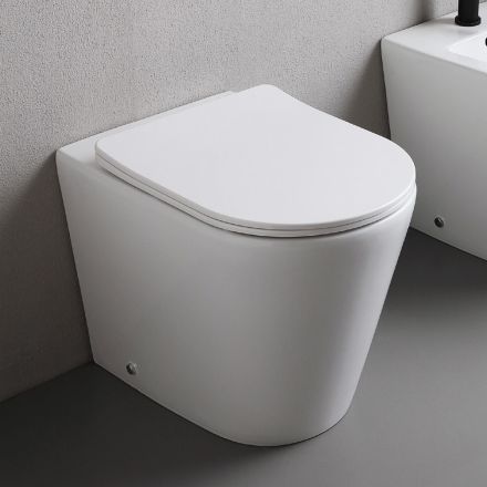 Gulvmonteret toilet med slankt soft-close sæde i hvid keramik - Salice Viadurini