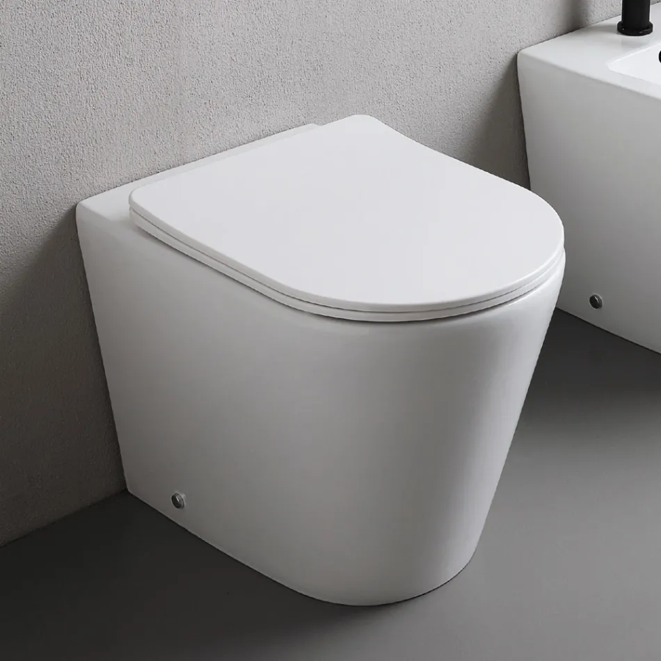 Gulvmonteret toilet med slankt soft-close sæde i hvid keramik - Salice Viadurini