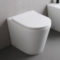Gulvmonteret toilet med slankt soft-close sæde i hvid keramik - Salice