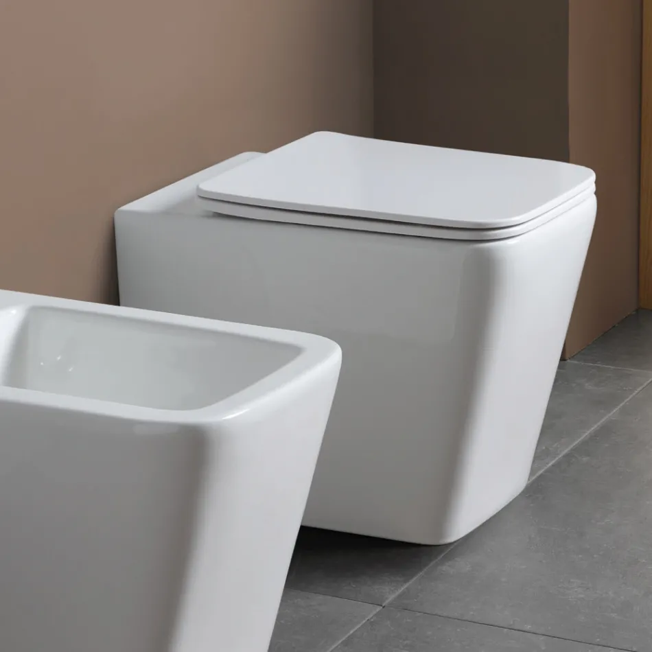 Gulvmonteret toilet med soft-close keramisk sæde og moderne design - Giunco Viadurini